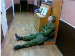 Солдат спит -- служба идет. В подорванной Балаклее соладт спал прямо на посту