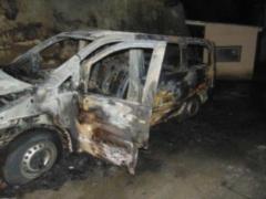 У Києві невідомі підпалили мікроавтобус, є постраждалий