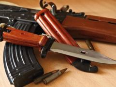 В Одеській області судитимуть армійця, що крав і продавав багнет-ножі