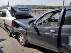 У столиці на Південному мосту в Києві зіткнулося шість машин, постраждали двоє людей