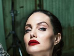 Femme fatale: розкішна Анджеліна Джолі в образі жінки-вамп прикрасила сторінки глянцю