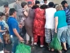 "Buckles" can not stand! Residents of Samara staged a crush in the fight for burgers from trash