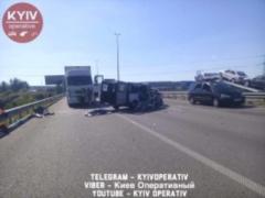 Під Києвом мікроавтобус врізався у вантажівку, є загиблий