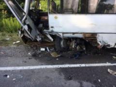 У Львівській області автомобіль зіткнувся з маршруткою, є постраждалі