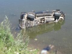 В Івано-Франківській області автомобіль впав у річку, є загиблий