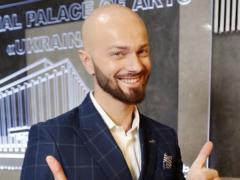Влад Яма похвастался кубиками пресса