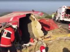 In Mexico, a bus with passengers collided with a truck
