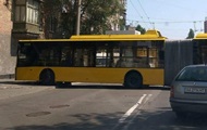 У Києві тролейбус влетів в стіну житлового будинку
