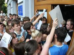 У абітурієнтів залишилася півтори години, щоб подати до вузу оригінали документів