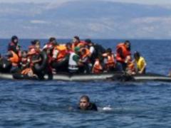 Почти 130 беженцев выловили с моря в Греции