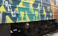 У Києві невідомі в масках зупинили електричку і розмалювали вагони