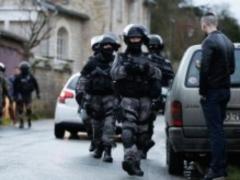 В пригороде Парижа автомобиль врезался в толпу военных