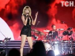 Taylor Swift s indignant in court told how the DJ was probing her for her bare buttocks