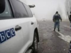 Militants threatened OSCE staff with a rifle on a bridge in Stanitsa Luganskoy