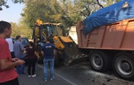 У Києві КамАЗ без водія протаранив три авто