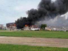 В одном из аэропортов Лондона загорелся ангар