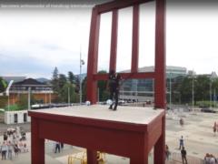 Neimar climbed the sculpture in Geneva