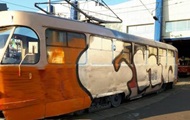 In Kiev, unknown people stopped the tram to paint it