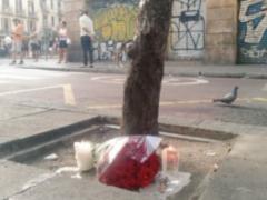 Люди зносять квіти до місця теракту в Барселоні