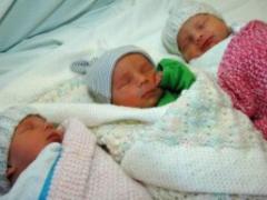 Біля лінії розмежування на Донбасі жінка народила трійню