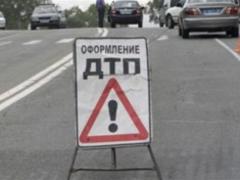 The taxi driver crashed into a bus and a stop in Kiev, there are injured