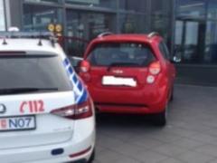 В Исландии автомобиль въехал в терминал аэропорта