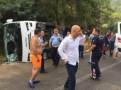 В Анталии перевернулся автобус с туристами, 20 человек пострадали