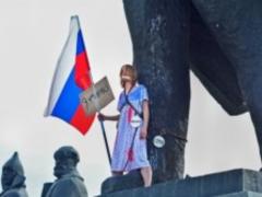 In Russia, the teacher chained herself to the monument to Lenin