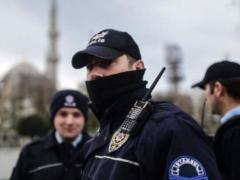 Полицейский прошелся по полю разговаривая по телефону во время матча Кубка Турции