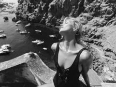 Popular models shone naked on provocative photos