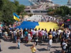 Потемкинскую лестницу Одессы накрыли флагом Украины