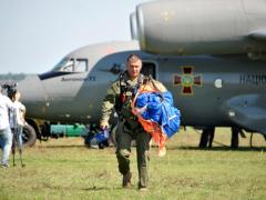 Под Харьковом парашютисты готовятся установить новый мировой рекорд с борта самолета Нацгвардии