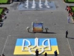 В Ужгороде установили тризуб из хризантем