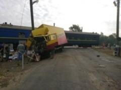 На Луганщине поезд протаранил грузовик