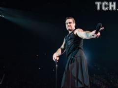 Outrageous Robbie Williams shoved the genitals into the toe for the competition with a toy robot