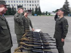 В Кропивницком молодым гвардейцам вручили оружие