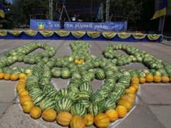 In the Kherson region of the two tons of watermelons and melons laid the coat of arms of Ukraine