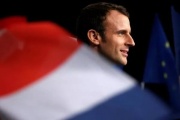 Rating Macron for the month fell by 14 percent