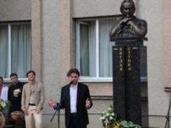 Во Львовской области открыли памятник Богдану Ступке