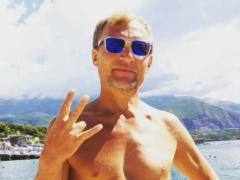 Олег Скрипка поплавал с экзотическими животными