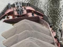 У Запоріжжі тоне баржа зі щебенем