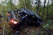 На Серовский тракті BMW вилетів в кювет і проклав просіку в лісі. Двоє загинули, троє в лікарні