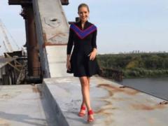 Стройная Катерина Осадчая похвасталась длинными ногами в библиотеке
