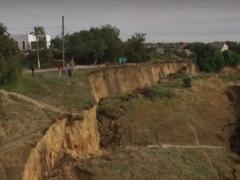 У Мережі виклали моторошне відео прибережного зсуву під Одесою, зняте з дрона