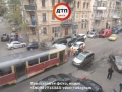 В столице столкнулись автомобиль и трамвай
