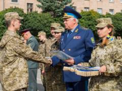 В Харькове участники АТО получили погоны младших лейтенантов