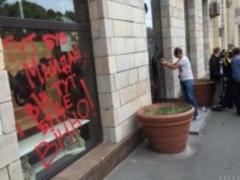 У Києві активісти розгромили магазин, де стерли графіті євромайдан