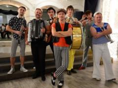 В сериале  Вверх тормашками  прозвучат песни в исполнении звезд  Останнього москаля  и  Голосу країни 