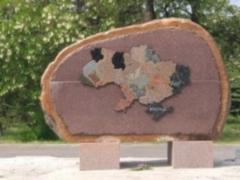 У Нікополі чоловік прикрасив пам ятник героям АТО