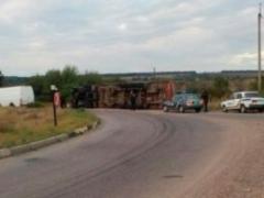 Грузовик с семечками перевернулся в Черновицкой области